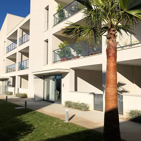 Apartment - Sleeps 4 - Parking - Garden - Pool *